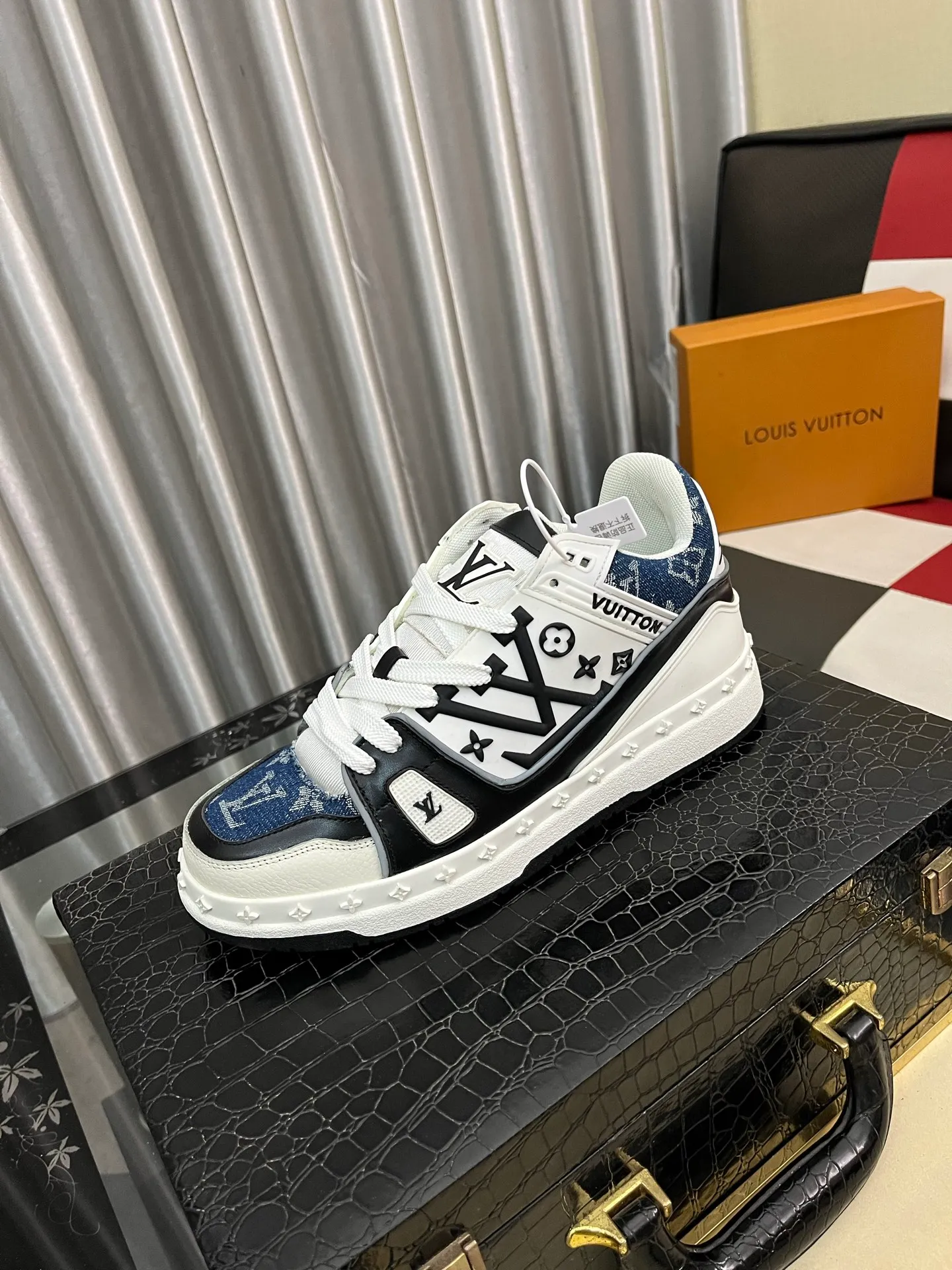 Men's men's shoes 💰620⌚️⌚️ Comes with full packaging "Loui* Vuitto*" LV's new Gaobang sports and casual shoes. Imported first-layer cowhide ➕ Imported sheepskin lining is high-end and comfortable, and the original outsole is light and wear-resistant! Purely handmade, details determine quality! Size 38-442️⃣Colors available